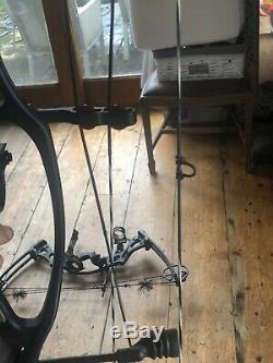 Hoyt compound bow, Vector 32 custom strings, hunting sight and mechanical releas