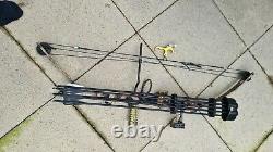 Hunting compound bow, arrow holder, x5 arrows, sight, thump guide and more